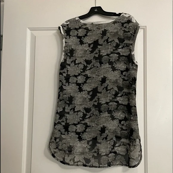 Beautiful CAbi sleeveless top in excellent condition! XS - Picture 2 of 3